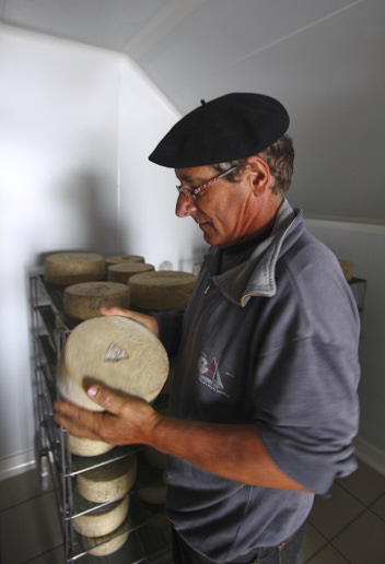 Francis Poineau et son fromage d'estive d'Ardakotsia en Soule