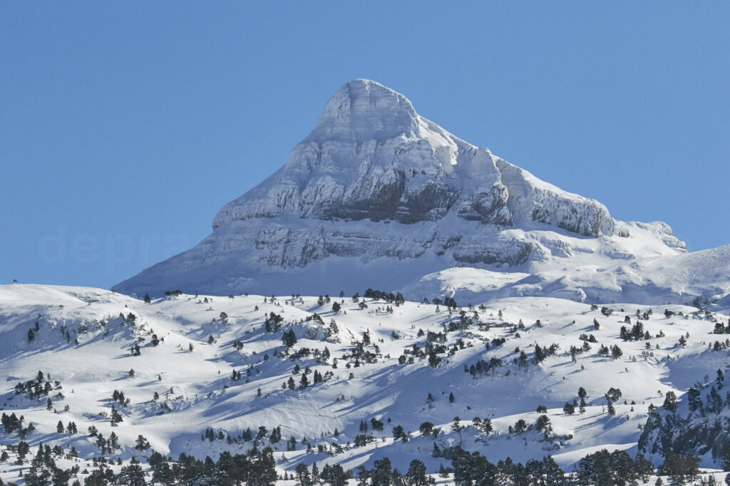 photo du pic d'Anie dans les Pyrénées béarnaises sous la neige en hiver