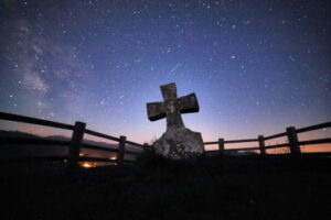 photo de nuit de la croix de la Madeleine à Tardets en Soule