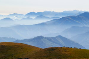 photo de la montagne basque avec brume matinale bleu depuis Iraty