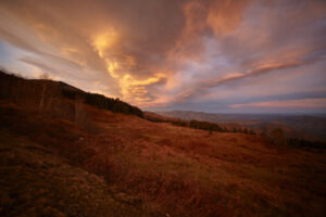 ciel rouge en montagne